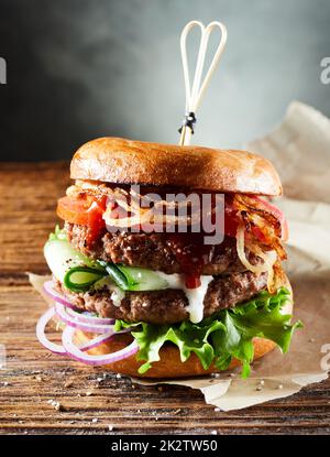 Burger mit saftigen Rindfleischschnitzeln Stockfoto