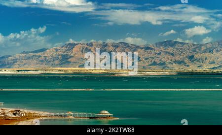 Totes Meer vor dem Hintergrund hoher Berge Stockfoto