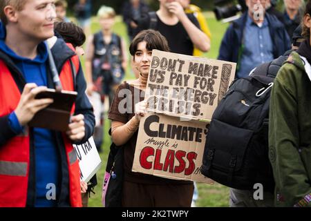 Arnhem, Niederlande. 23. September 2022. 2022-09-23 16:17:01 ARNHEM - Jugendliche aus dem ganzen Land fordern eine bessere Klimapolitik und protestieren gegen die Klimapläne aus dem Budget Memorandum. Der Klimastreik wird von Fridays für die zukünftigen Niederlande organisiert. ANP JEROEN JUMELET netherlands Out - belgium Out Credit: ANP/Alamy Live News Stockfoto