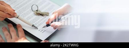 Nahaufnahme der Hand Einer Person, die das Vertragsformular ausfüllt Stockfoto