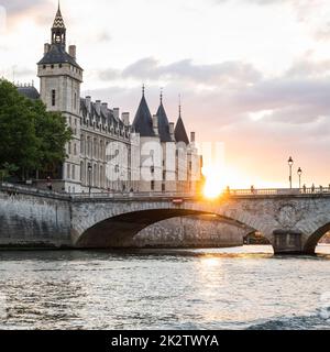 Pont au Change Brücke über die seine in Paris, Frankreich, verbindet die Ile de la Cite vom Justizpalast und der Conciergerie zum rechten Ufer am Place du Chatelet. Stockfoto