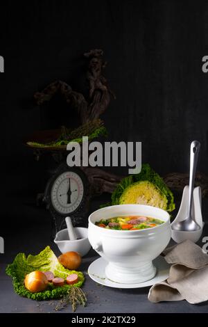 Köstliche wirsing-Kohlsuppe in weißer Vase Stockfoto