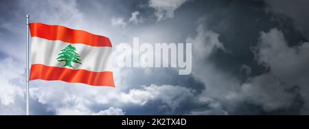 Libanesische Flagge auf einem bewölkten Himmel Stockfoto