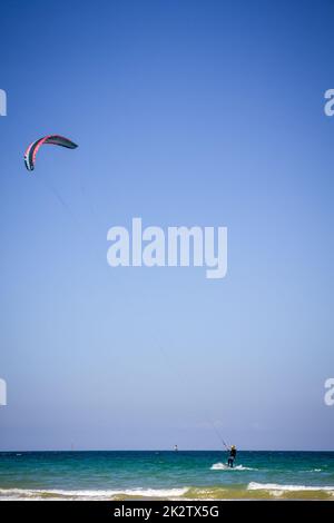 Kitesurfer auf dem Meer in Saint-Malo, Bretagne, Frankreich Stockfoto