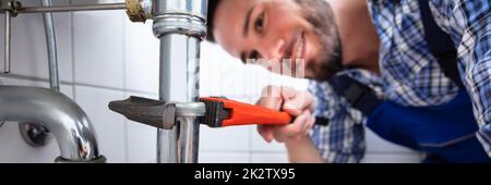 Klempner Instandsetzung Waschbecken im Badezimmer Stockfoto