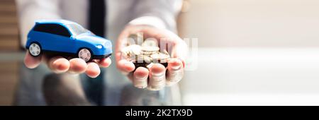 Unternehmer, die kleinen blauen und goldenen Münzen Stockfoto