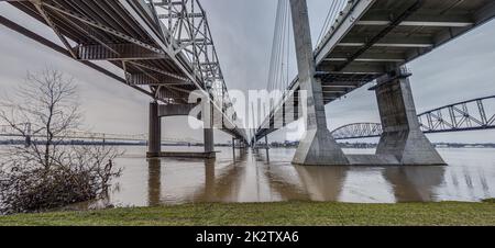 Blick vom Boden auf die John F. Kennedy Memorial Bridge und die Abraham Lincoln Bridge in Louisville während des Tages Stockfoto