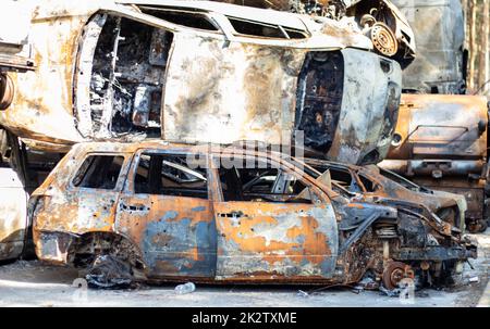 Automatisch in Irpen. Region Kiew, Ukraine. Russland, Ukraine-Krieg. Friedhof der Autos in Irpin, die Folgen der Invasion der russischen Armee in der Ukraine. Zerstörte Autos der Zivilbevölkerung. Stockfoto