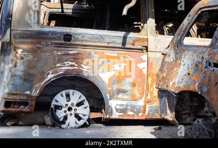 Automatisch in Irpen. Region Kiew, Ukraine. Russland, Ukraine-Krieg. Friedhof der Autos in Irpin, die Folgen der Invasion der russischen Armee in der Ukraine. Zerstörte Autos der Zivilbevölkerung. Stockfoto