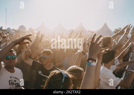 Das Electrifinity Indoor & Outdoor Music Festival in Bad Aibling lockt mit einer Menge Menschen Stockfoto