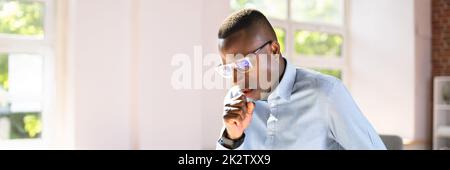 Mann Mit Husten Stockfoto