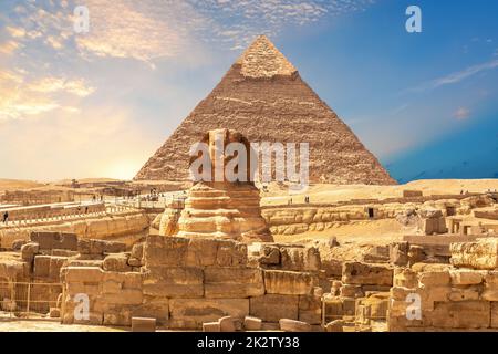 Blick auf die große Sphinx und die Ruinen der ägyptischen Nekropole in Gizeh Stockfoto