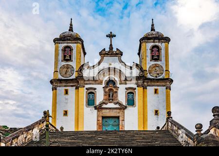 Fassade der alten historischen Kirche im Barockstil Stockfoto