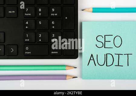 Handschriftlicher Text Seo Audit. Konzept Bedeutung Suchmaschinenoptimierung Validierung und Überprüfung von Computertastatur und Symbol.Informationsmedium für Kommunikation. Stockfoto