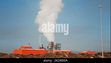 Industriegebiet dichter weißer Rauch am Morgen. Stockfoto