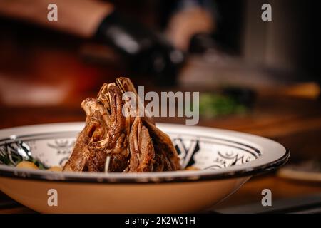 Lammrippen Fleischgericht serviert mit Gemüse und Arugula. Stockfoto