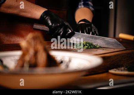 Lammrippen Fleischgericht serviert mit Gemüse und Arugula. Appetitlich gekochtes Fleisch. Stockfoto