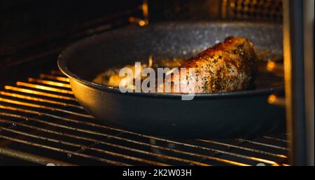 Schweinefleisch zum Kochen in den Ofen stellen. Lebensmittel- und Gesundheitskonzept. Stockfoto