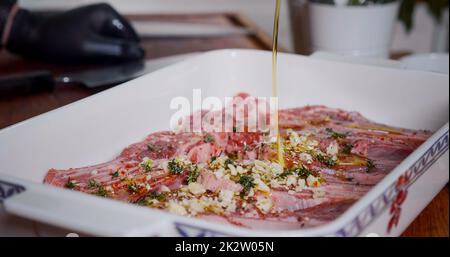 Lammfleisch vor dem Kochen gewürzt. Saftiges, Rohes Lamm. Stockfoto