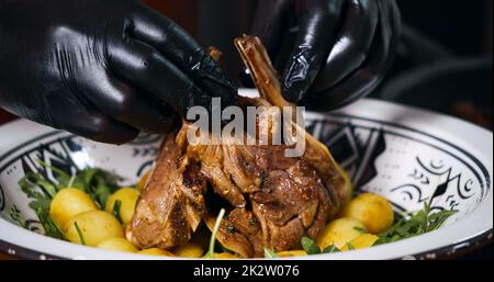 Lammrippen Fleischgericht serviert mit Gemüse und Arugula. Appetitlich gekochtes Fleisch. Stockfoto