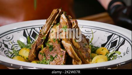 Gekochte Lammrippen, gewürzt mit Petersilie. Appetitliche Mahlzeit Essen Stockfoto