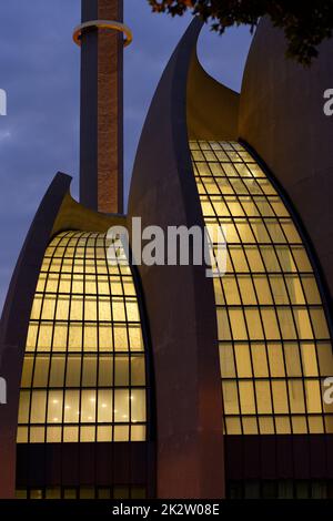 Beleuchtete Fenster der kölner Moschee in der Abenddämmerung Stockfoto