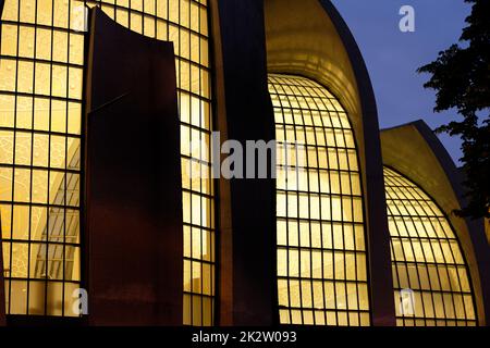 Beleuchtete Fenster der kölner Moschee in der Abenddämmerung Stockfoto