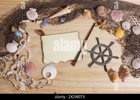 Leeres Papier mit verbrannten Kanten auf Holzhintergrund mit Meeresmuscheln und Fischernetz. Nautisches und Küstenthema Stockfoto