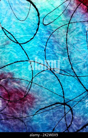 Antikes blaues Glas mit schwarzer Farbe auf der Oberfläche und hellem Glanz durch den Rücken Stockfoto