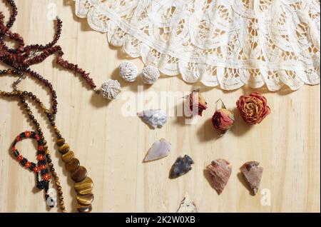 Vintage-Spitze mit Perlen und indianischen Pfeilspitzen Stockfoto