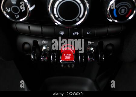 Ein 2018 Mini Cooper 1499 GT Red Motor Start Stop Kippschalter mit Klimaregelung Stockfoto