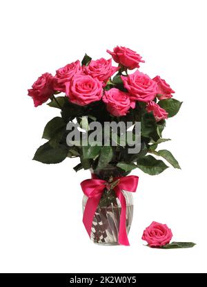 Strauß frischer rosafarbener Rosen in Vase isoliert auf weißem Hintergrund Stockfoto