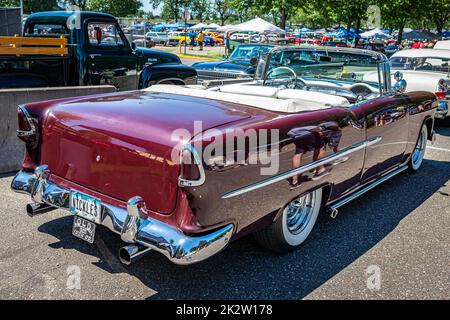 Falcon Heights, MN - 18. Juni 2022: Hochperspektivische Rückansicht eines Chevrolet BelAir Cabriolets aus dem Jahr 1955 auf einer lokalen Automobilmesse. Stockfoto