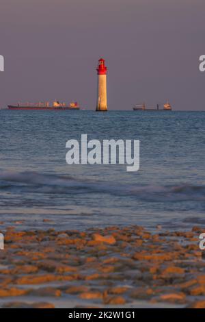 PHARE de Chauvea bei Ile de Re mit Schiffen nach La Rochelle, Pays de la Loire, Frankreich Stockfoto