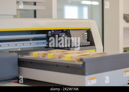 Druckmaschinen in der Produktion. UV-Flachbettdrucker zum Bedrucken aller Feststoffe. Bedienfeld des Großformat-Tintenstrahldruckers. Selektiver Fokus. Druckindustrie. Stockfoto