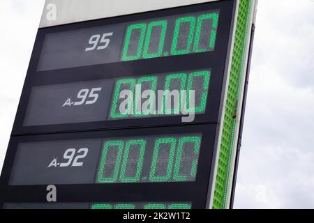 Nahaufnahme eines Schildes an einer Tankstelle, das die Preise für Benzin und Gas in der Ukraine im Jahr 2022 anzeigt. Das Konzept des Kraftstoffmangels und der Kraftstoffknappheit. Ölindustrie. Fehlende Tankstellenpreise. Stockfoto