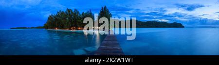 Pier von Carp Island in Palau zur Abendzeit in Twlilight Stockfoto