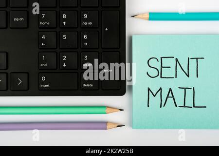 Inspiration mit dem Schild „Gesendete Mail“. Konzept bedeutet Ereignis, bei dem ein Brief irgendwo hingebracht wird oder an die Computertastatur des Empfängers und Symbol geht.Informationsmedium für Kommunikation. Stockfoto