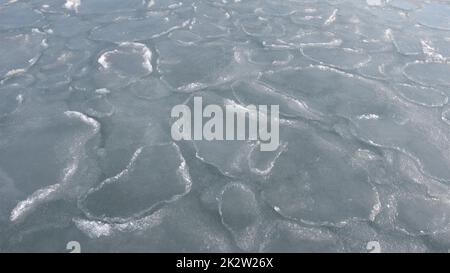 Luftaufnahme von schwimmenden Eisschollen im Meer, Frühlingsbeginn, das Konzept der globalen Erwärmung Stockfoto