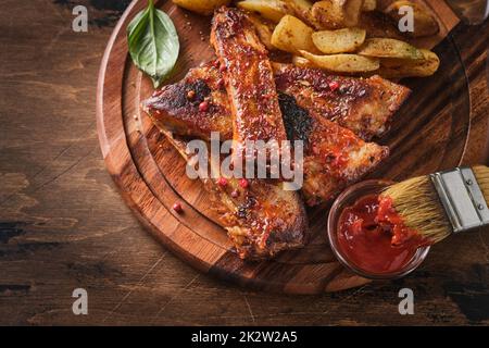 Scharfe, gegrillte Spare Ribs. Leckere gegrillte Rippchen mit einer scharfen Sauce gewürzt. Stockfoto