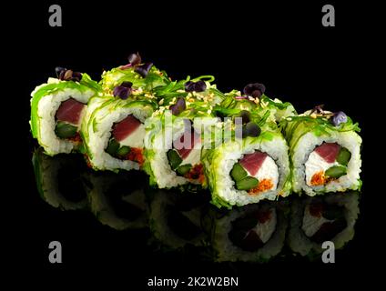 Sushi-Brötchen einstellen. Traditionelle japanische Küche. Isoliert auf schwarzem Hintergrund Stockfoto