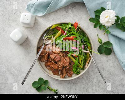 Geröstetes Rindfleisch mit frischem Gemüse und Kräutersalat. Stockfoto
