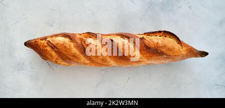 Frisch gebackenes Baguette auf hellem Hintergrund. Stockfoto