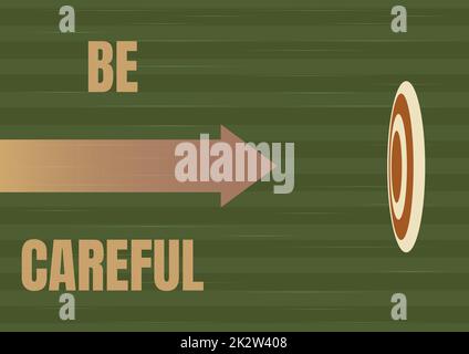 Handschriftliches Schild Sei vorsichtig. Ein Wort, das darauf abzielt, mögliche Unfälle oder Schäden zu vermeiden. Arrow bewegt sich schnell in Richtung AIM-Ziel, das das Erreichen von Zielen repräsentiert. Stockfoto