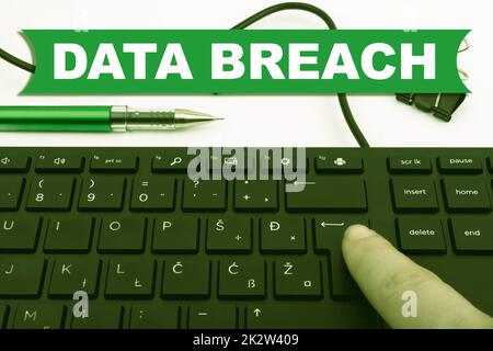 Textunterschrift für Datenmissbrauch. Sicherheitsvorfall bei Geschäftsansatz, bei dem sensible geschützte Informationen Computertastatur und Symbol kopiert haben. Informationsmedium für die Kommunikation. Stockfoto