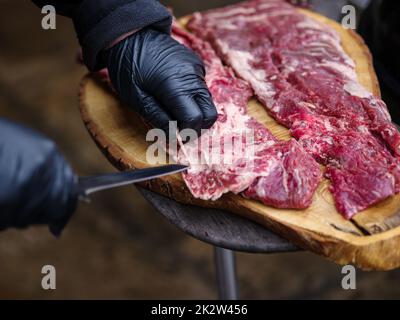 Rohes hängendes zartes oder onglet-Steak vom Rindfleisch auf Holzbrett. Fleisch für das Grillen vorbereiten. BBQ. Stockfoto