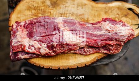 Rohes hängendes zartes oder onglet-Steak vom Rindfleisch auf Holzbrett. Fleisch für das Grillen vorbereiten. BBQ. Stockfoto