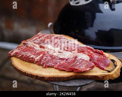 Rohes hängendes zartes oder onglet-Steak vom Rindfleisch auf Holzbrett. Fleisch für das Grillen vorbereiten. BBQ. Stockfoto