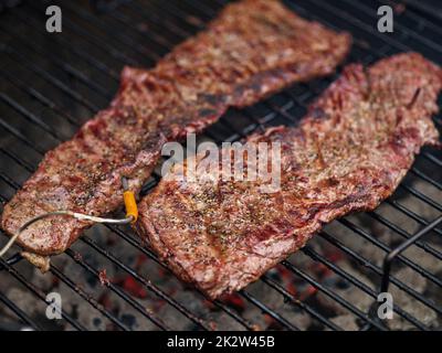 Zartes oder onglet-Steak mit Rindfleisch auf dem Grill. Grillfleisch. GRILLSPEZIALITÄTEN Stockfoto