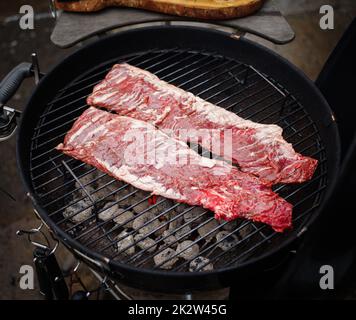 Zartes oder onglet-Steak mit Rindfleisch auf dem Grill. Grillfleisch. GRILLSPEZIALITÄTEN Stockfoto